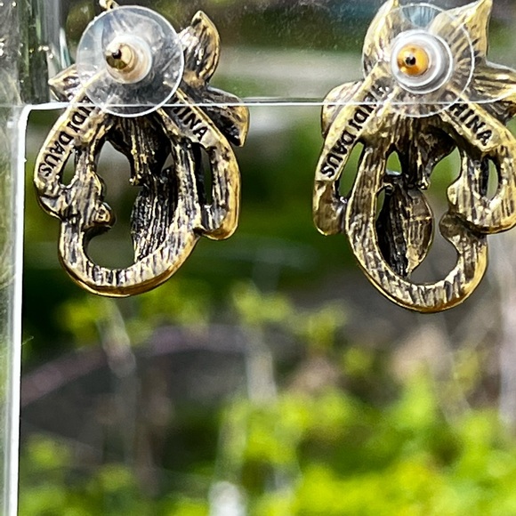 Heidi Daus Winter Heart Pavé Crystal Drop Earrings | HSN Heidi Daus 🆕 “Perennial Favorite”
Swarovski Crystals pierced earrings